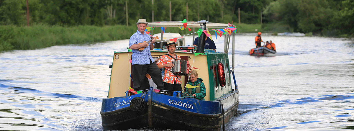 Little-John-Nee-and-troupe-arriving-for-Barges-on-the-Barrow-Pic-Glenn-Lucas